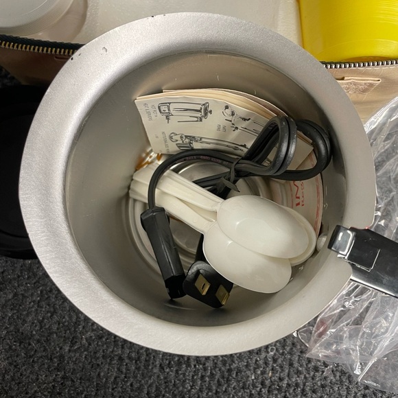 West Bend 1960's Instant HOT POT 3260 Travel Caddy w/4 Cups & 2 Containers NEW - Picture 4 of 6